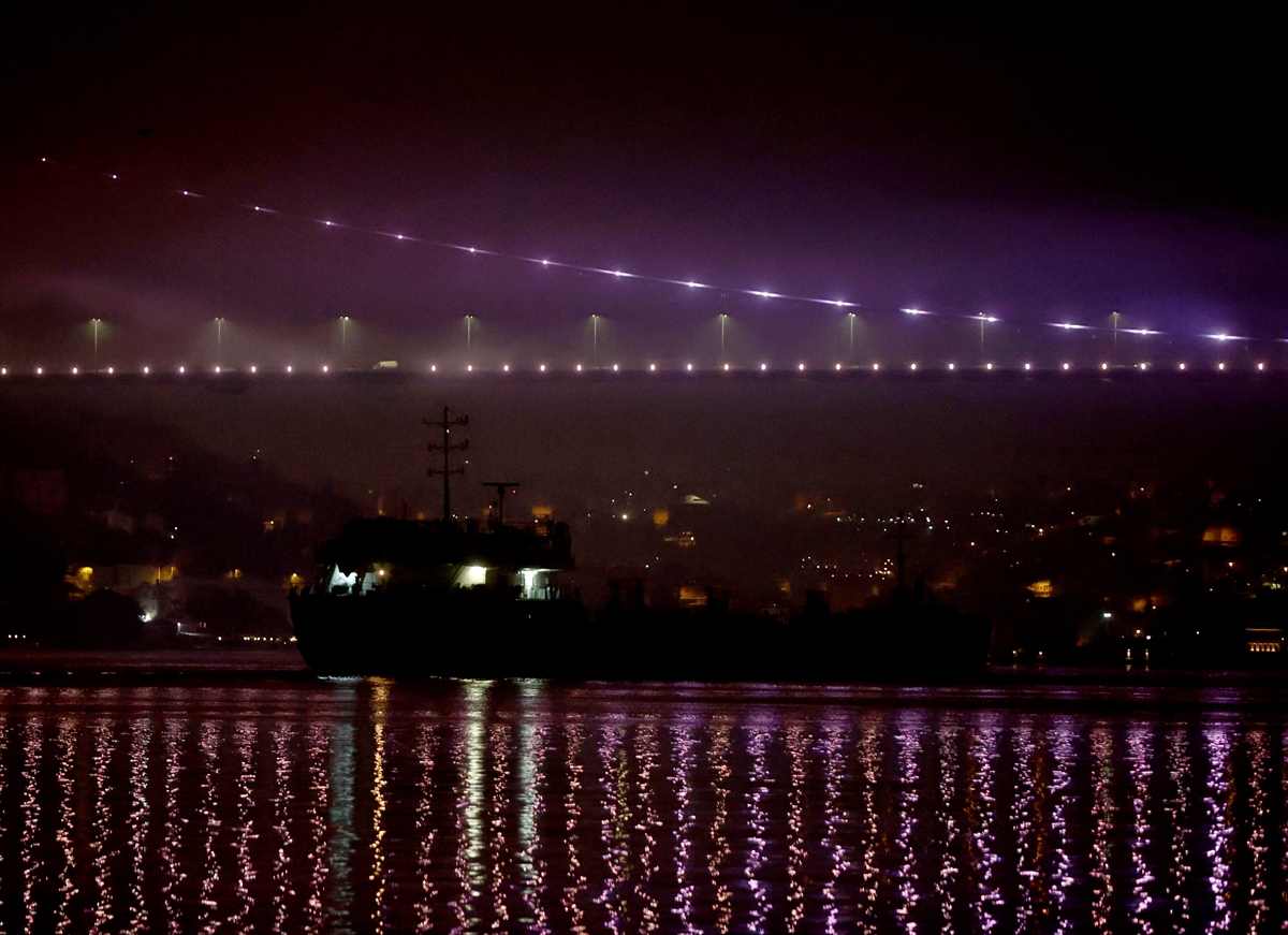 Rusya'dan yola çıkan ayçiçeği yağı yüklü gemi İstanbul Boğazı'ndan geçti