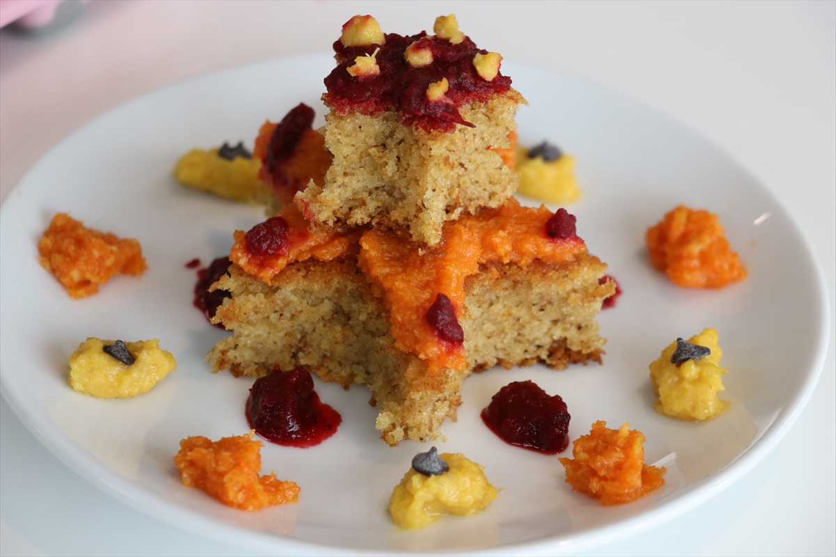 Sebze meyve atıkları “özel eller”de yemek ve tatlıya dönüşüyor