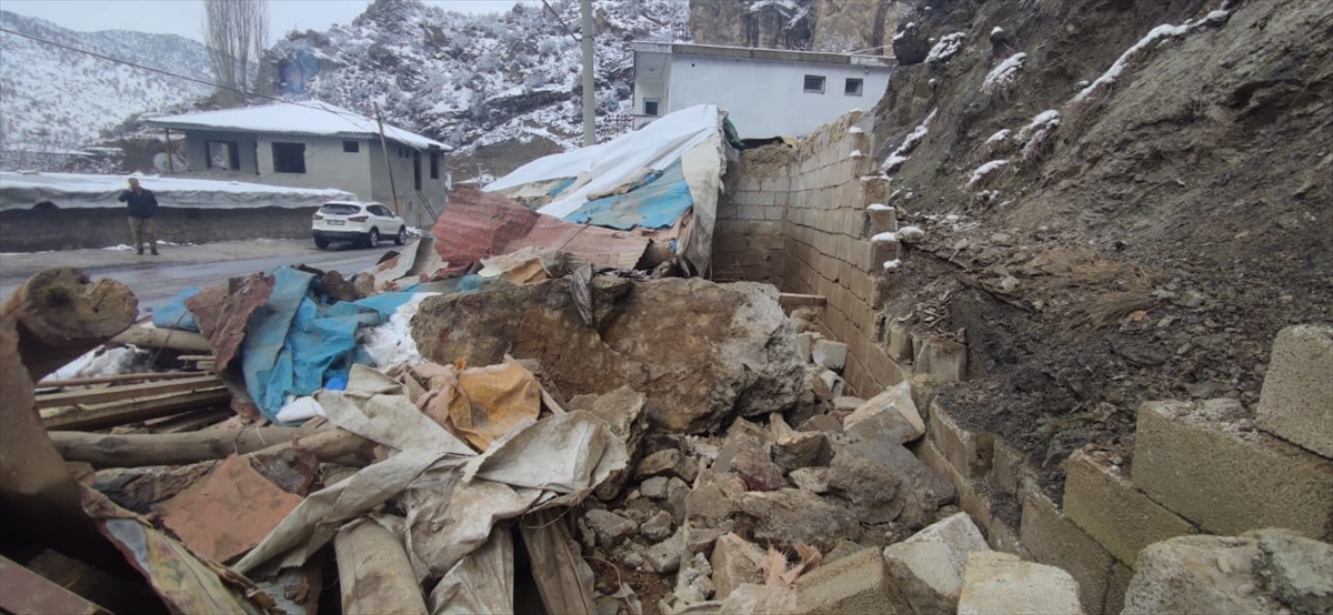 Şırnak'ta dağdan kopan taş kütlesinin damına düştüğü ahırdaki 4 küçükbaş hayvan telef oldu