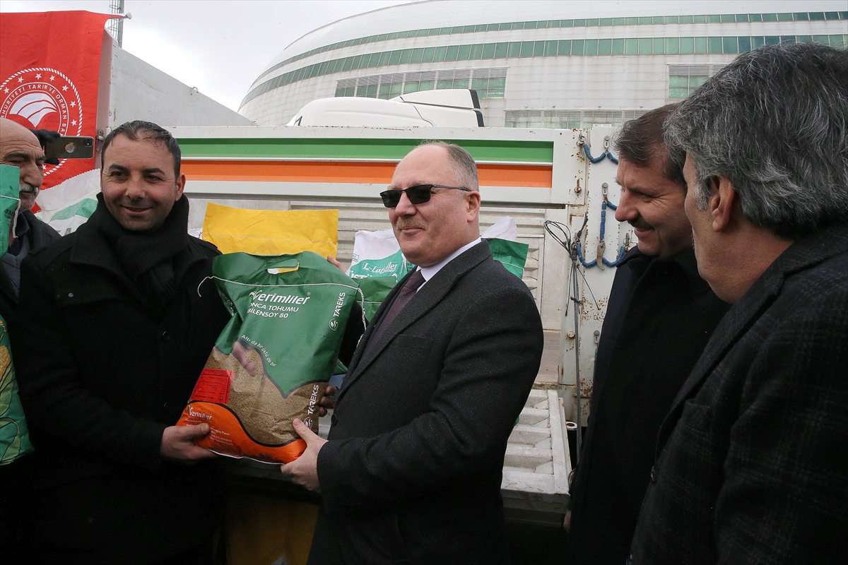 Sivas'ta çiftçilere 677 ton tohumluk dağıtıldı