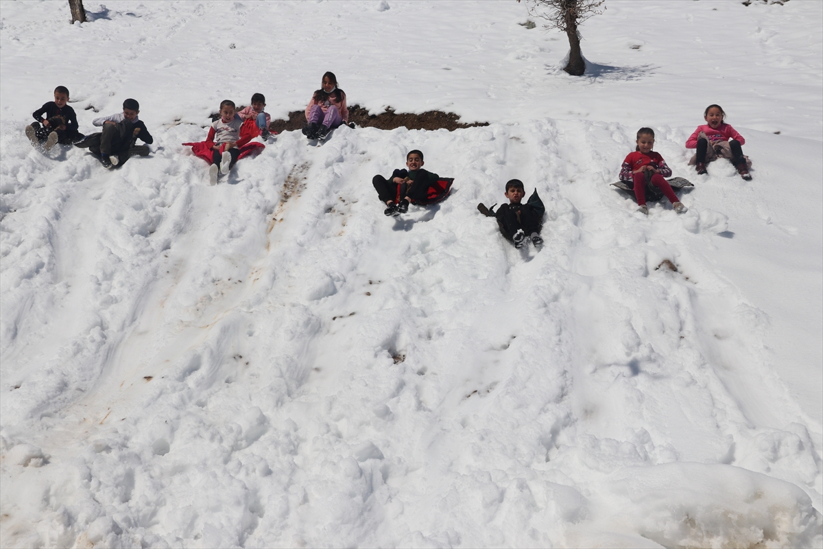Sobayı yakıp okul yolunu kardan temizleyerek öğrencilerini karşılıyor