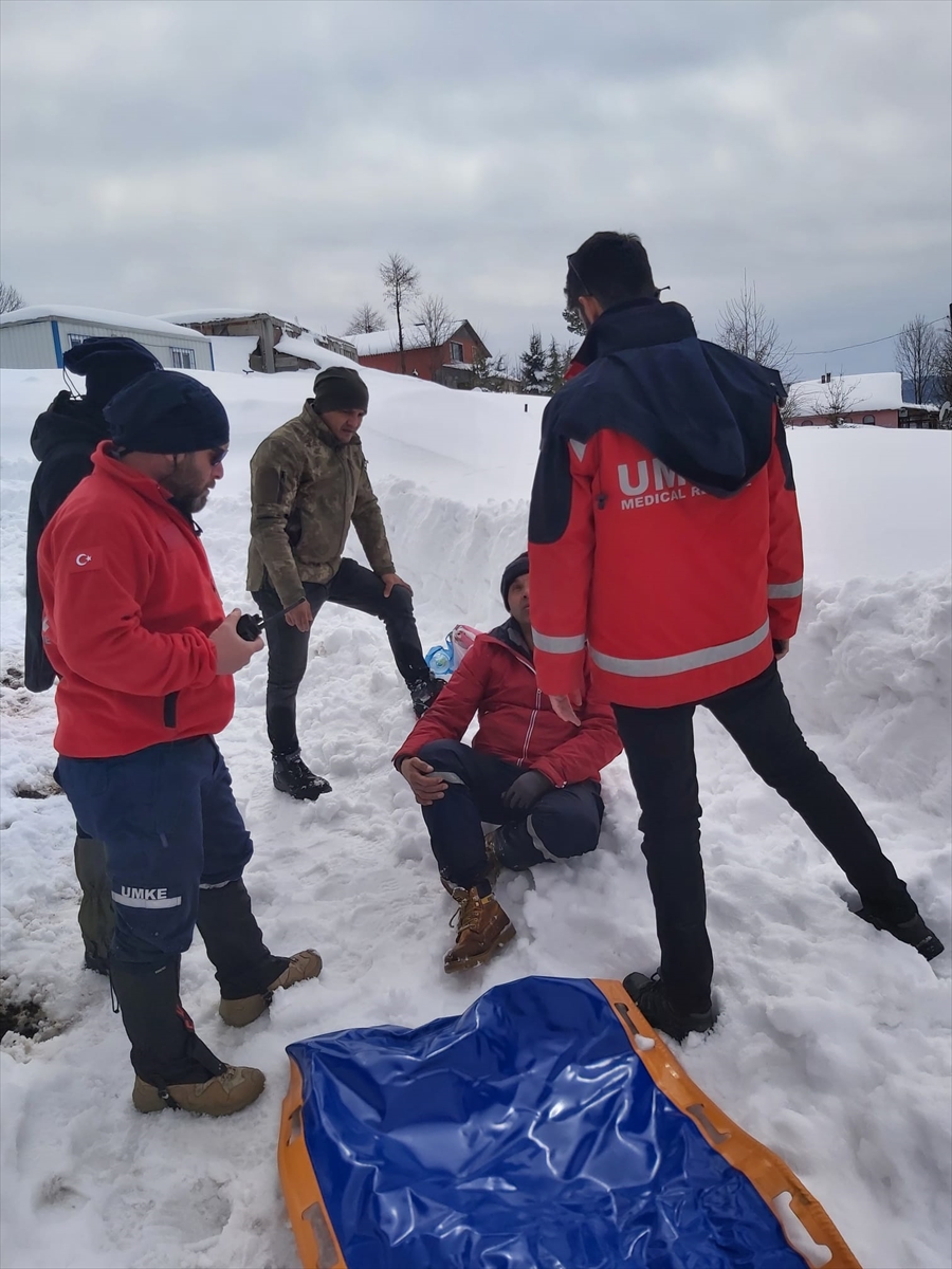 Telefon vericisi tamiri için çıktığı yaylada mahsur kalan kişi kurtarıldı
