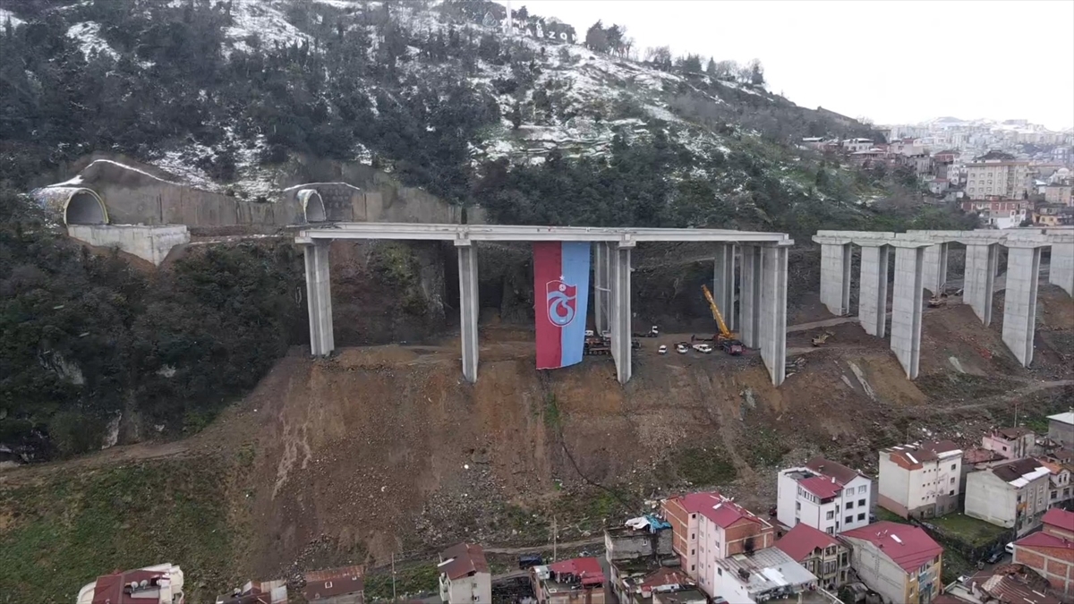 Trabzon'da viyadük ayaklarına 661 metrekarelik Trabzonspor bayrağı asıldı