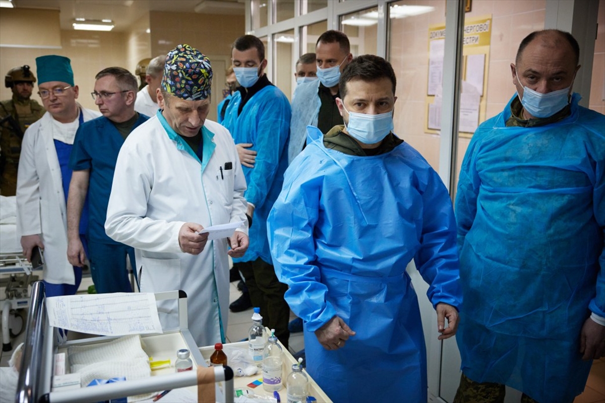 Ukrayna Devlet Başkanı Zelenskiy, yaralı askerleri ziyaret etti