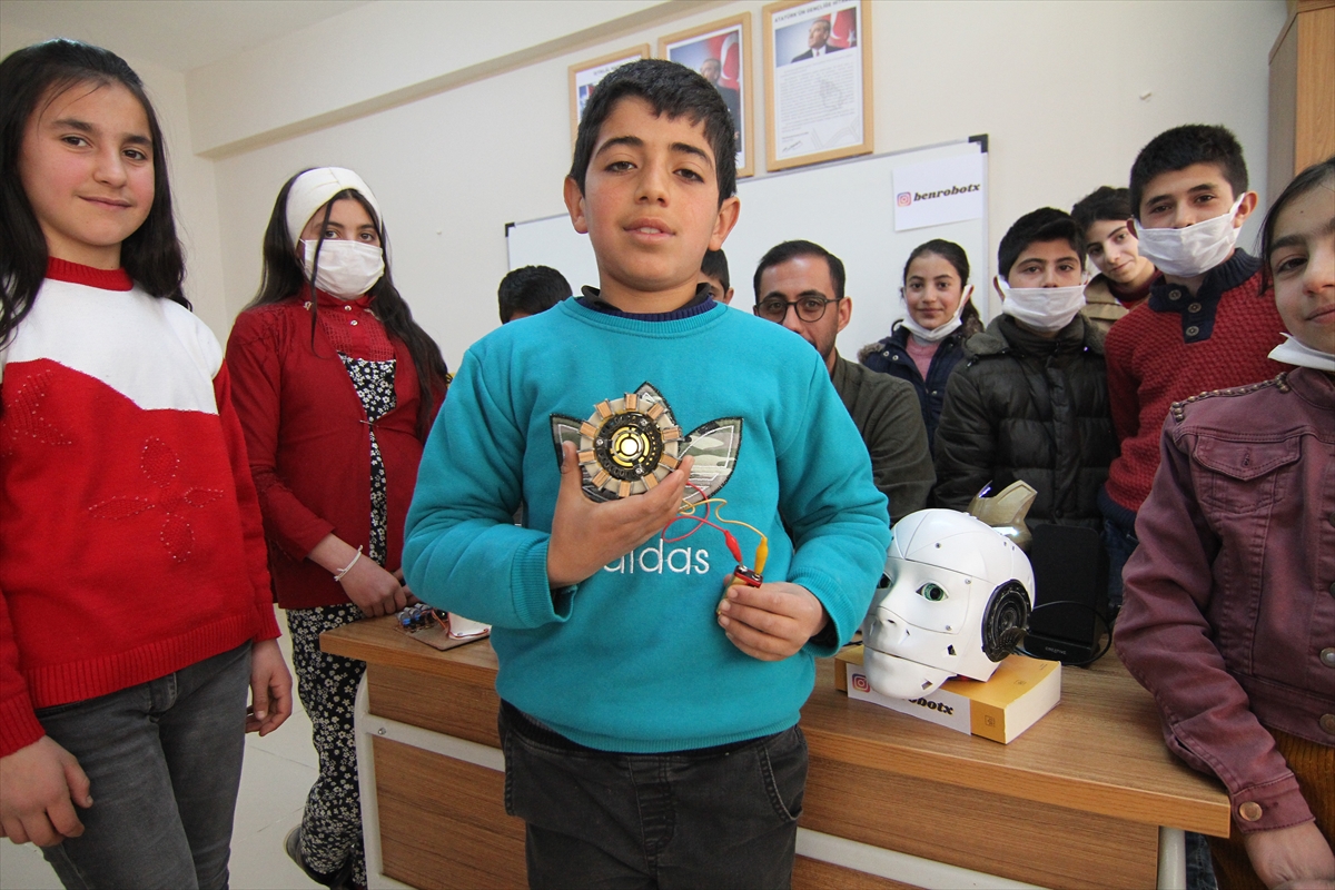 Van'da öğretmen ve öğrencileri “Pinokyo” adını verdikleri robot tasarladı