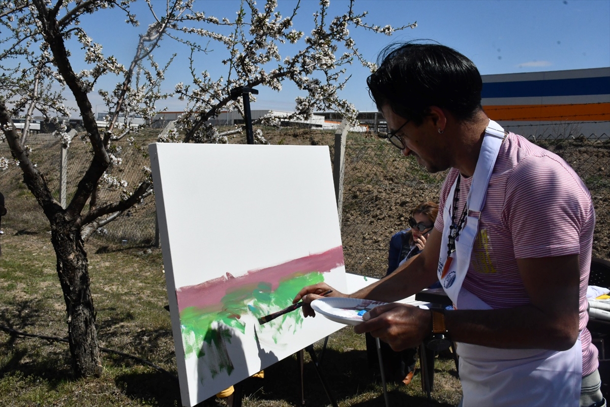 Anadolu OSB'de 107 sanatçı, öğrenciler yararına canlı performans sergiliyor