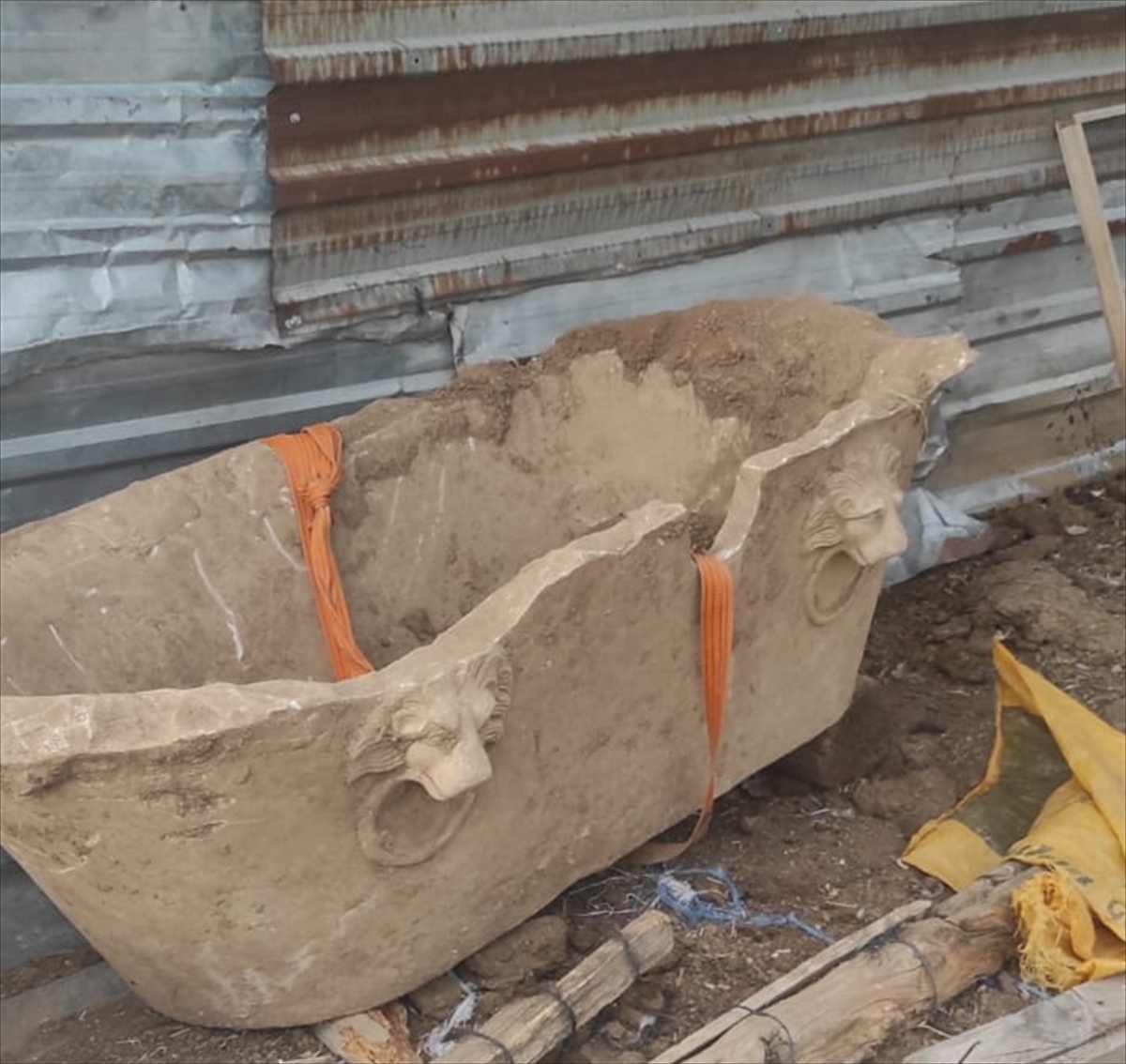 Aydın'da Roma dönemine ait olduğu değerlendirilen küvet ele geçirildi