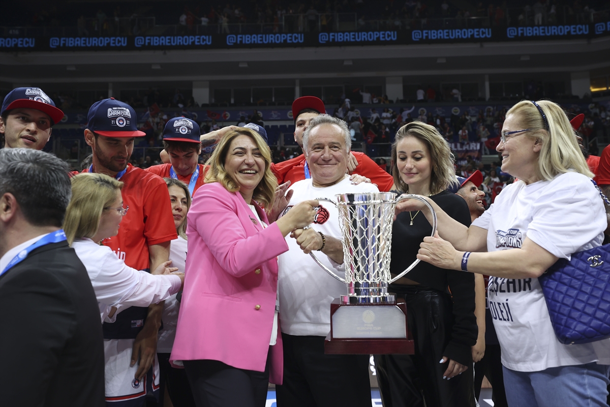 Bahçeşehir Koleji, Avrupa Kupası'nı kaldırdı
