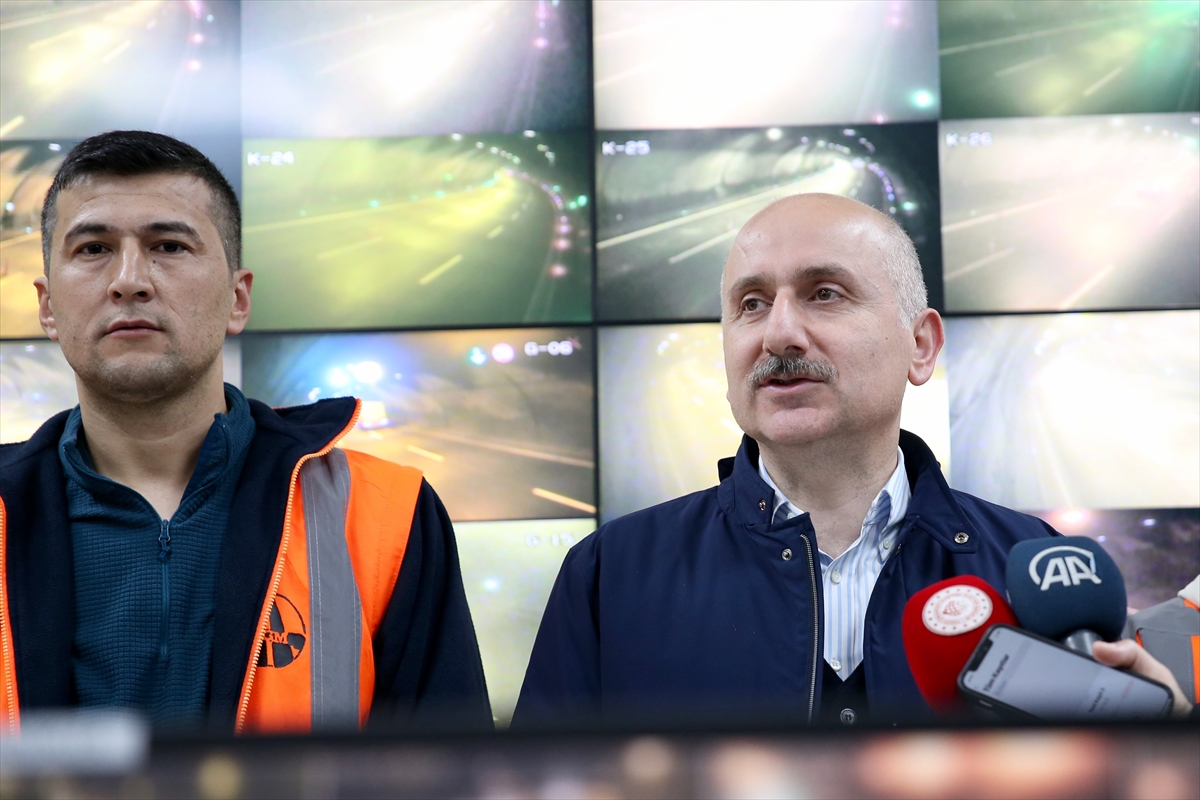 Bakan Karaismailoğlu, Bolu Dağı'nda Karayolları işçileriyle sahur yaptı: