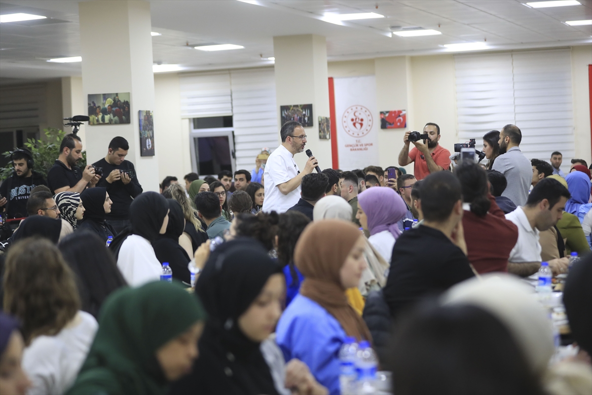 Bakan Kasapoğlu mutfağa girdi, gençlere iftar menüsü hazırladı