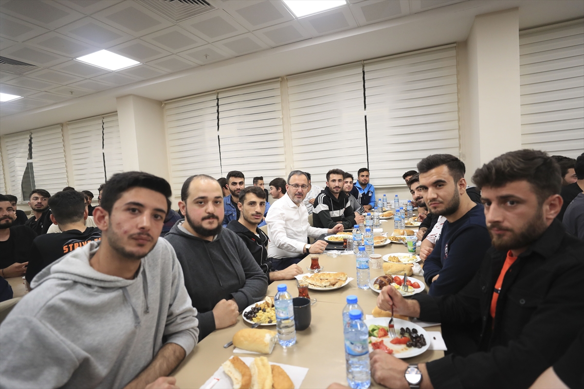 Bakan Kasapoğlu, Şanlıurfa'daki KYK yurdunda sahur yaptı