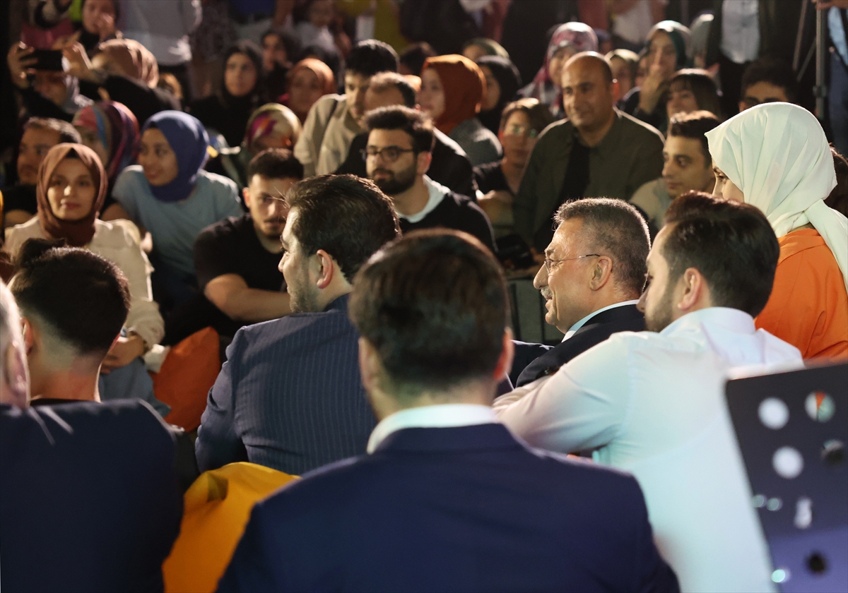 Cumhurbaşkanı Yardımcısı Oktay, Gaziantep'te gençlerle buluştu: