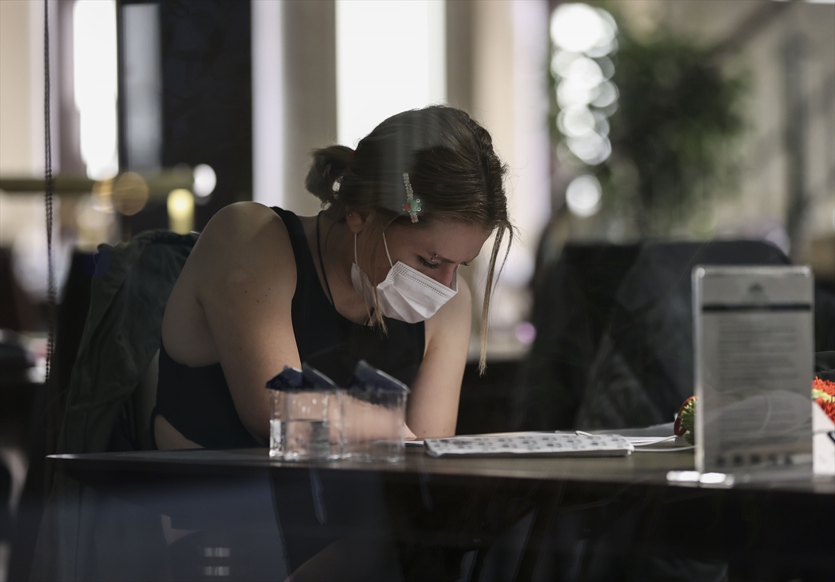 Cumhurbaşkanlığı Millet Kütüphanesi, öğrencilerden sahur vaktinde de yoğun ilgi görüyor