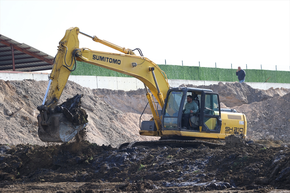 Edirne'de asfalt şantiyesinden tarlalara akan zifti temizleme çalışmaları devam ediyor