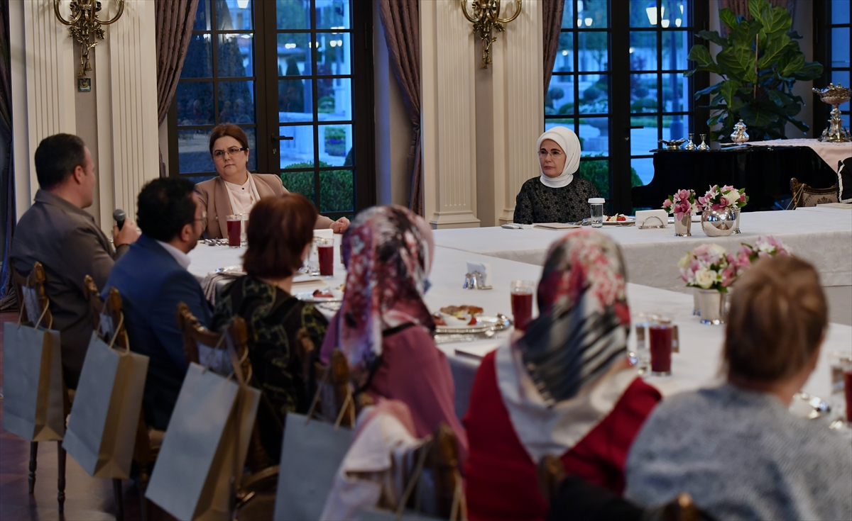 Emine Erdoğan, evde yaşlı ve engelli birey bakımı yapan ailelerle iftarda buluştu: