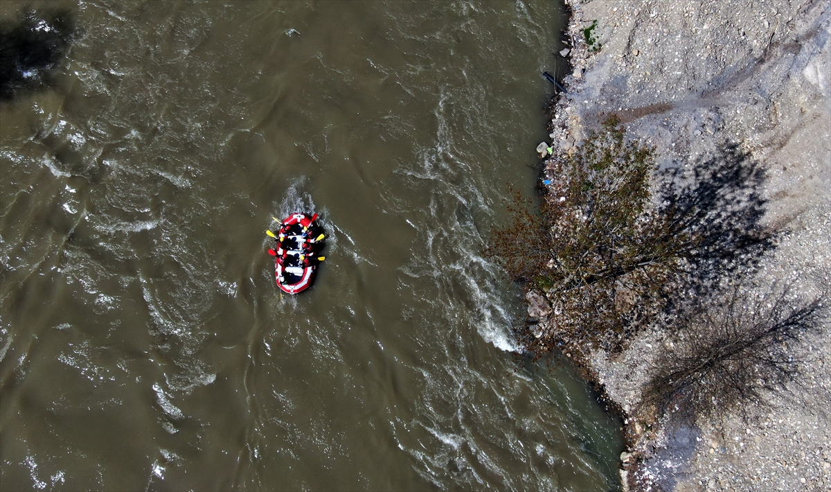 Geleceğin rafting antrenörleri Melen Çayı'nda uygulamalı ders alarak yetişiyor