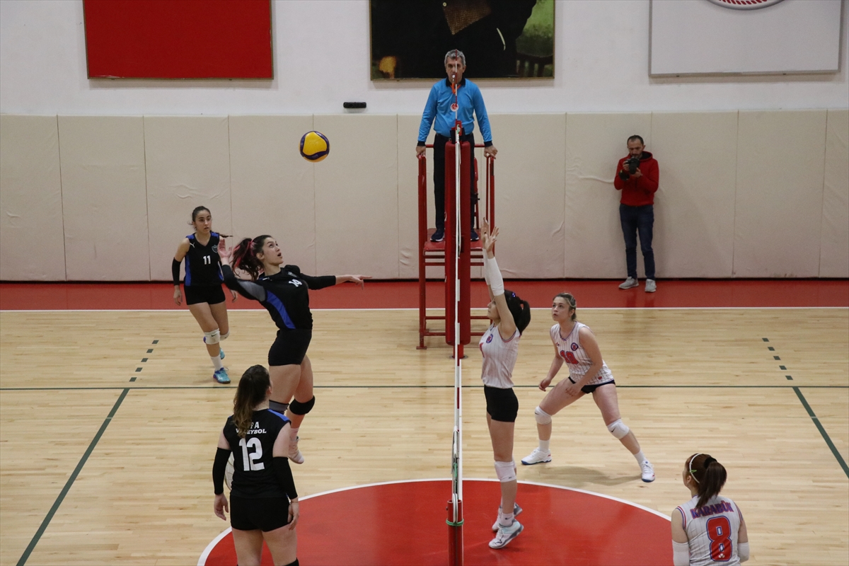 Genç Kızlar voleybol grup eleme müsabakaları Karabük'te başladı