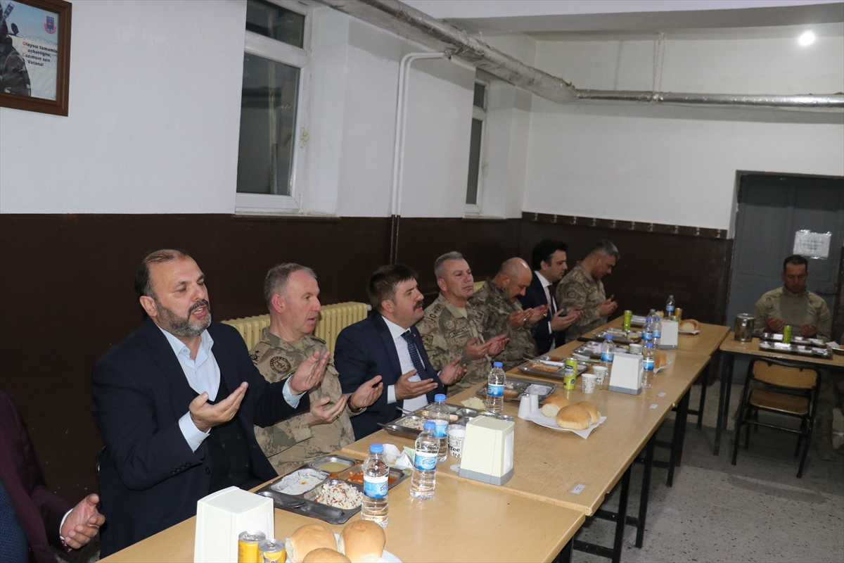 Iğdır Valisi Sarıibrahim, Ağrı Dağı'nda Mehmetçikle iftar yaptı