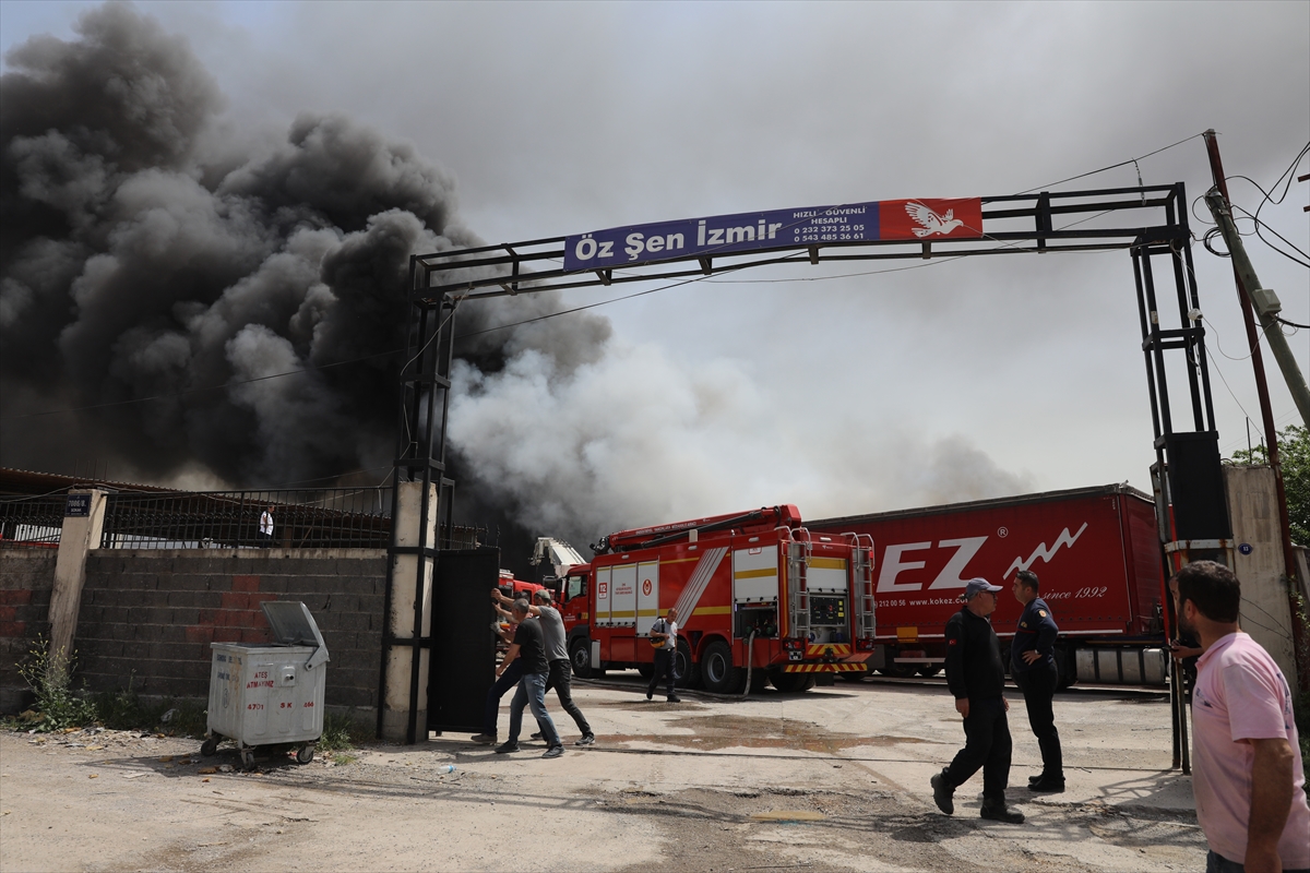 GÜNCELLEME – İzmir'de geri dönüşüm tesisinde yangın çıktı
