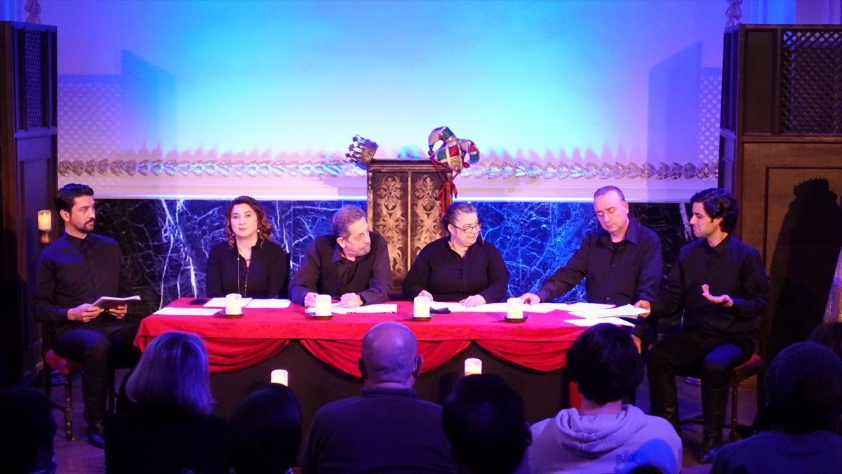 “Kahramanlar ve Soytarılar” tiyatro izleyicisiyle buluştu