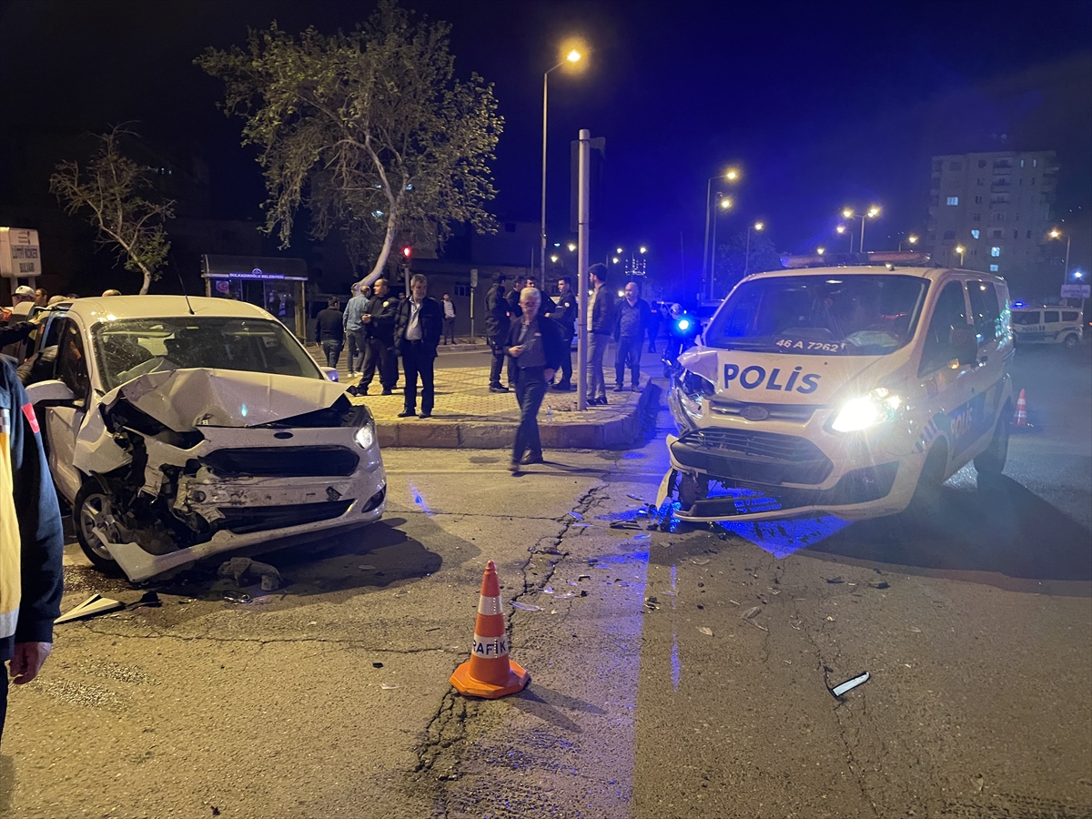Kahramanmaraş'ta kaçan otomobilin çarptığı ekip otosundaki 1 polis yaralandı
