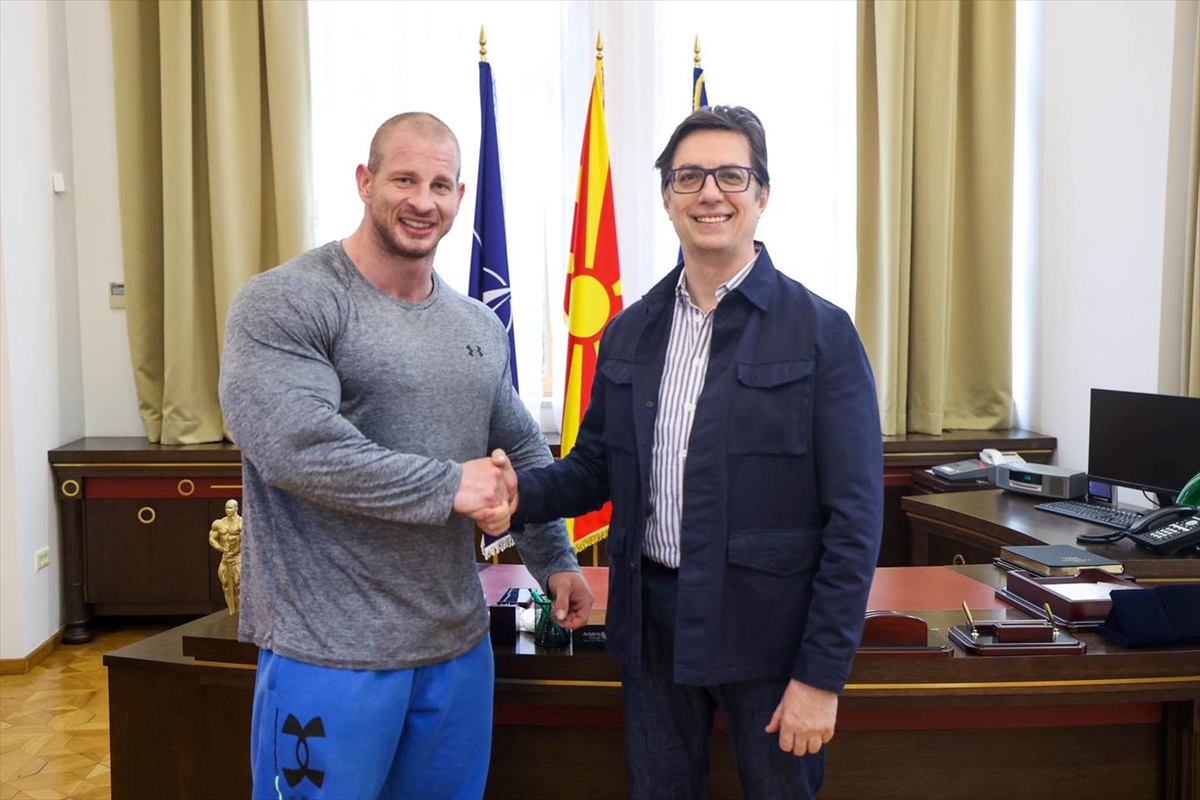 Kuzey Makedonya Cumhurbaşkanı Pendarovski, Slovak sporcu Krizanek ile “bilek güreşi” pozu verdi