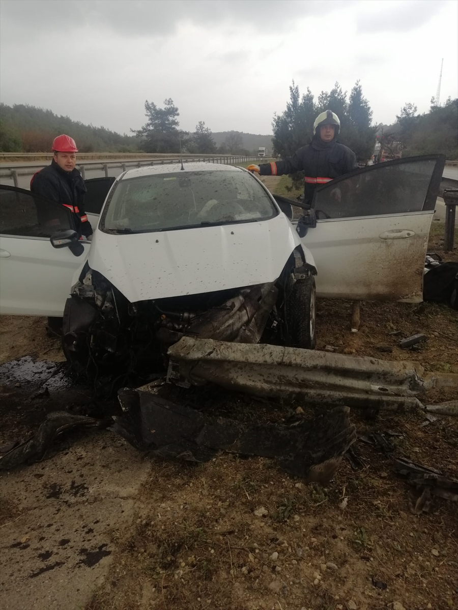 Mersin'de bariyerlere çarpan otomobilin sürücüsü yaşamını yitirdi
