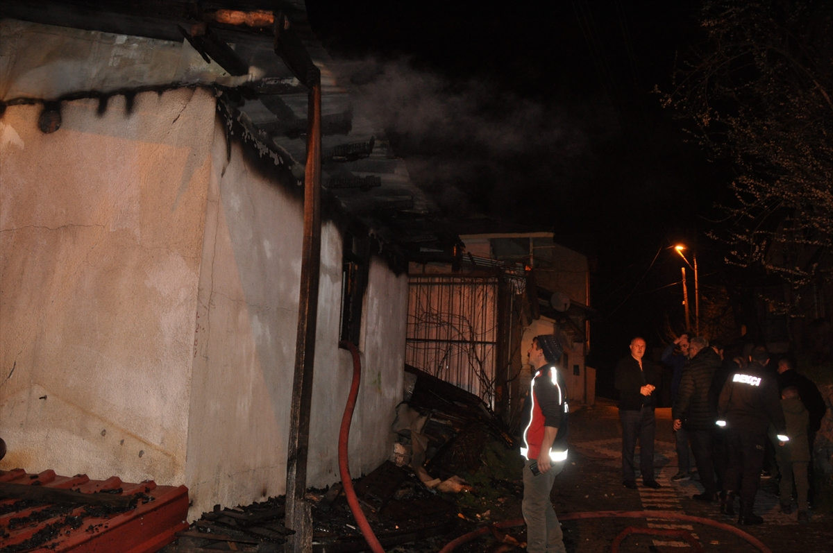 Mudurnu'da evinde çıkan yangında dumandan etkilenen kişi hastaneye kaldırıldı