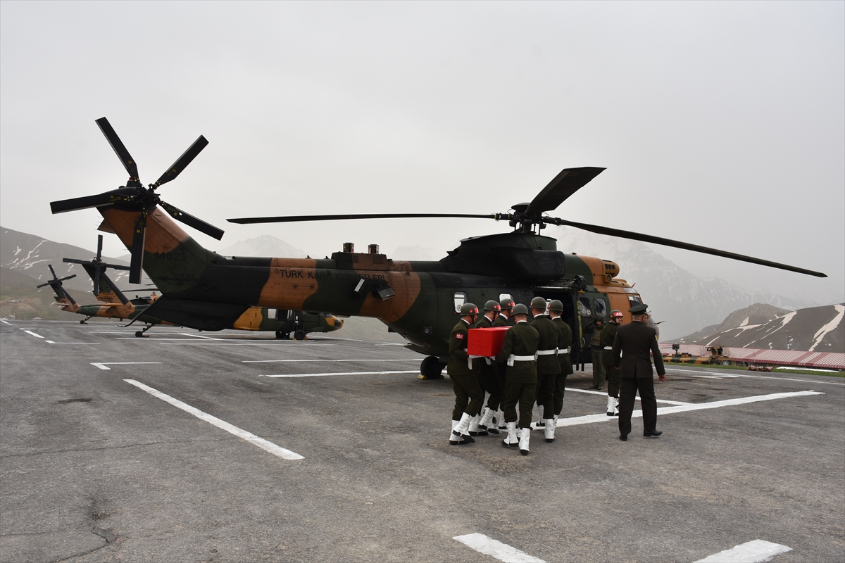 Pençe-Kilit Operasyonu bölgesinde şehit olan asker için Hakkari'de tören düzenlendi