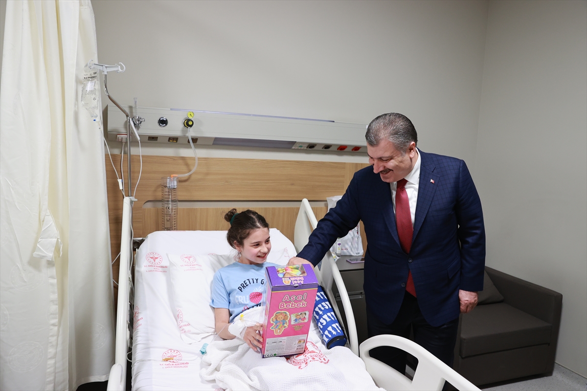 Sağlık Bakanı Fahrettin Koca, Bursa'da sağlık çalışanlarıyla iftar yaptı