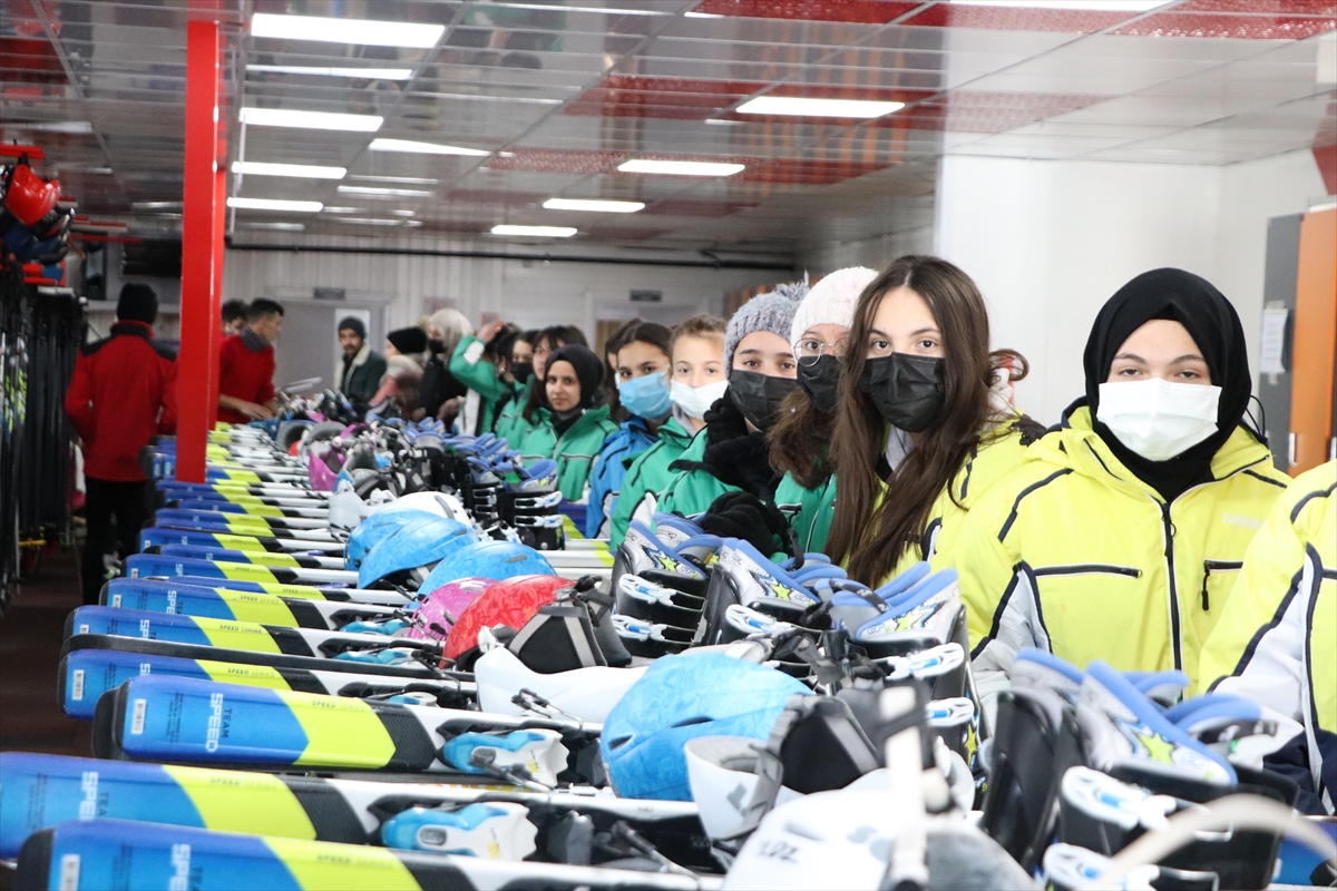 Sivas'ta 1000 öğrenciye kayak eğitimi verildi