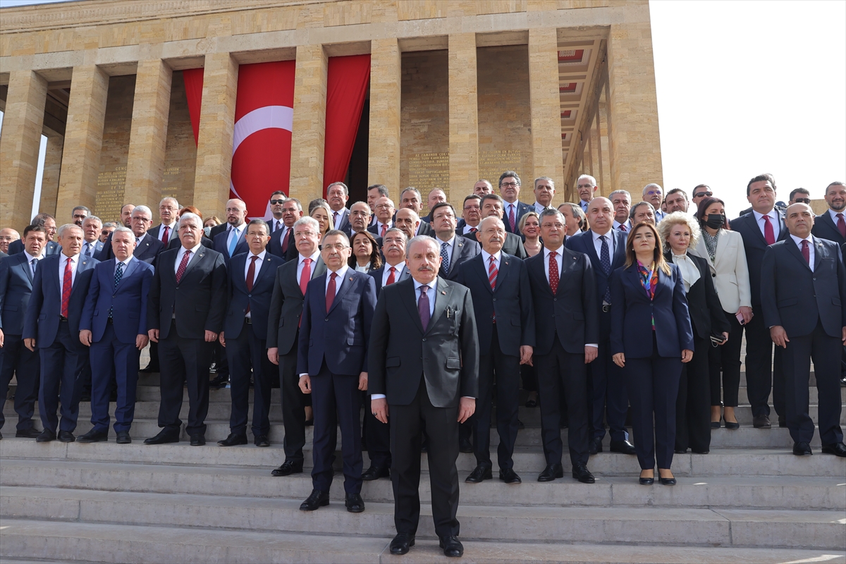TBMM Başkanı Şentop başkanlığındaki devlet erkanı, Anıtkabir'i ziyaret etti