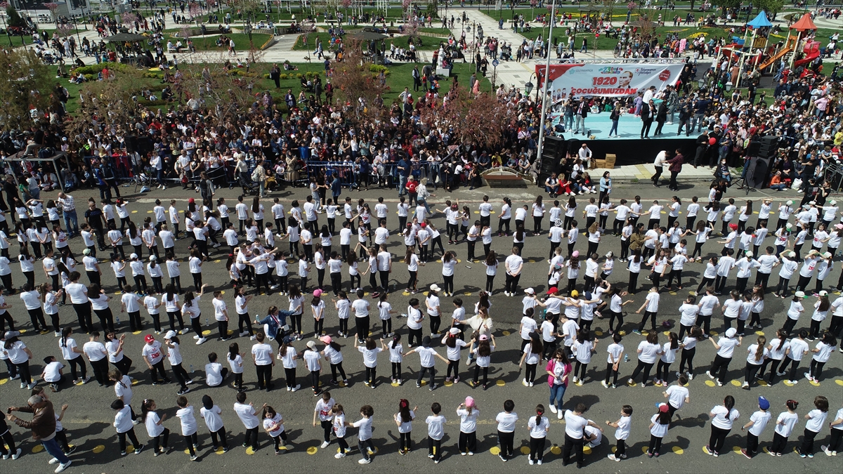 Tekirdağ'da 1920 öğrenci TBMM'nin kuruluşunu Trakya halayıyla kutladı