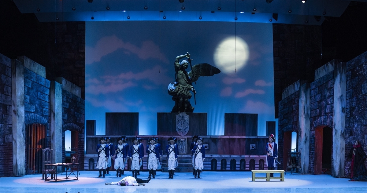 Tosca operasının dekoru Congresium'a kuruldu