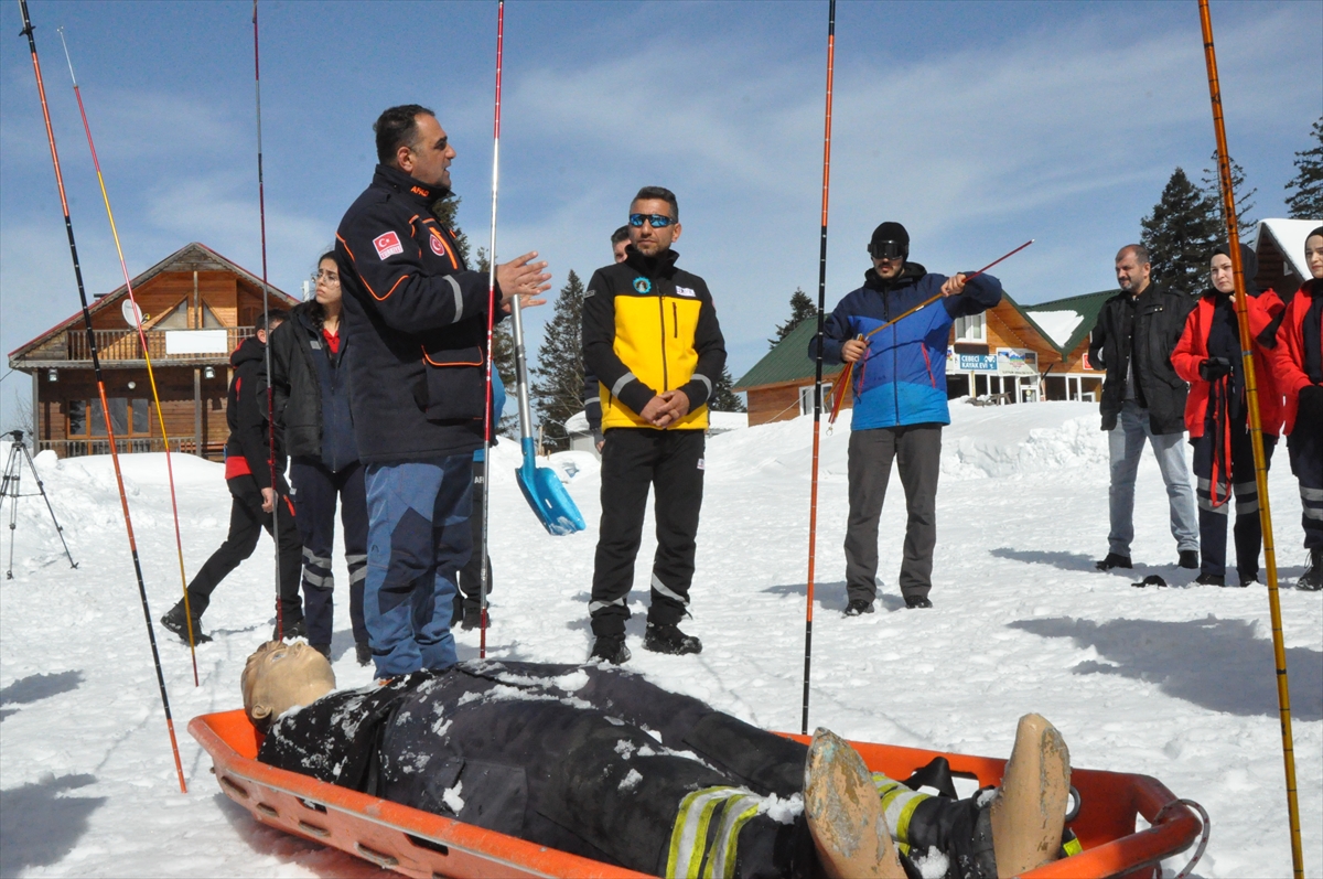 Üniversite öğrencilerine çığda arama kurtarma eğitimi verildi