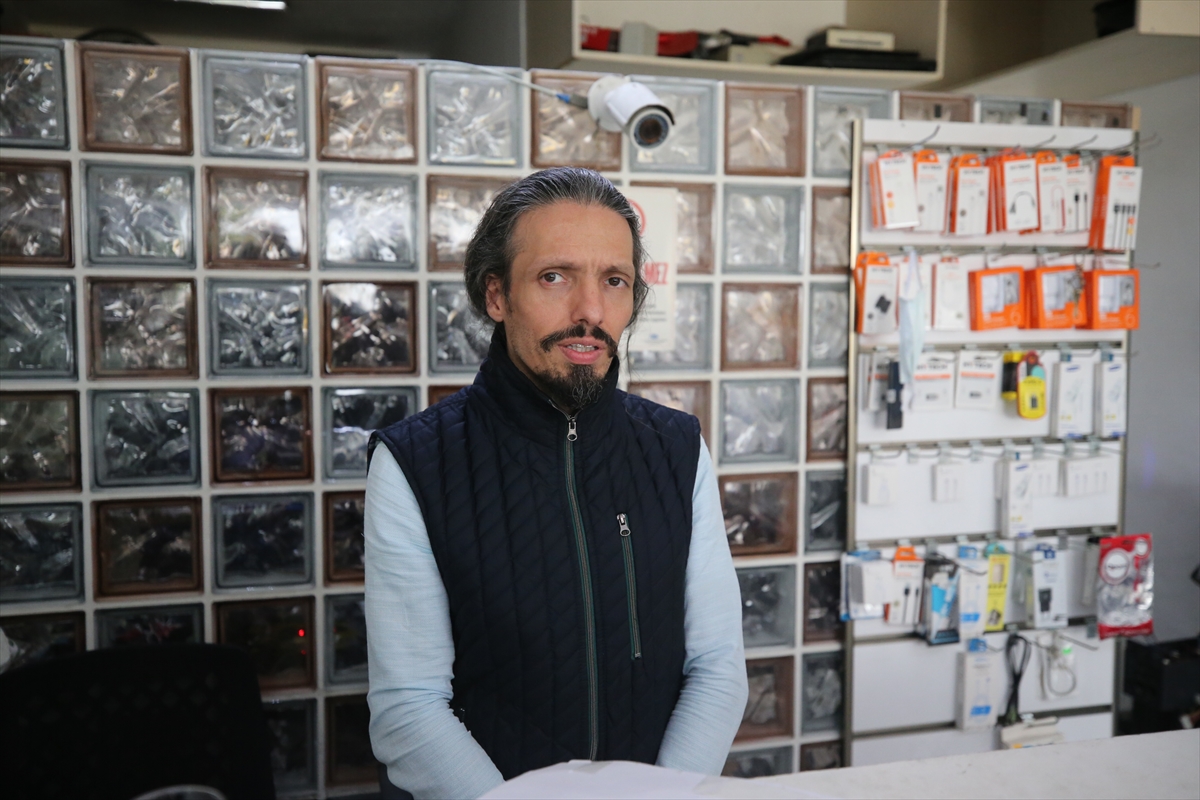 Zanlının inceleme bahanesiyle sahibini kandırıp motosikletini çalması kameraya yansıdı