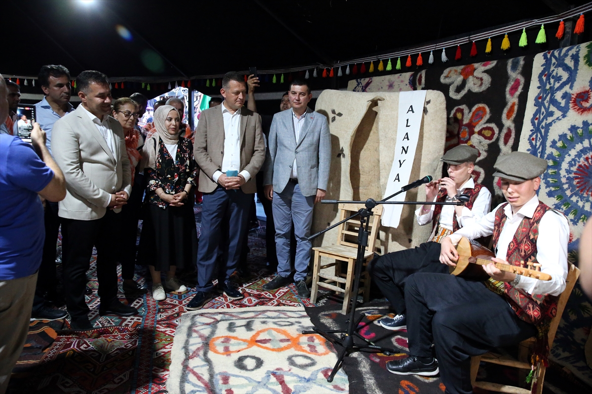 20. Alanya Uluslararası Turizm ve Sanat Festivali, kortej yürüyüşüyle başladı