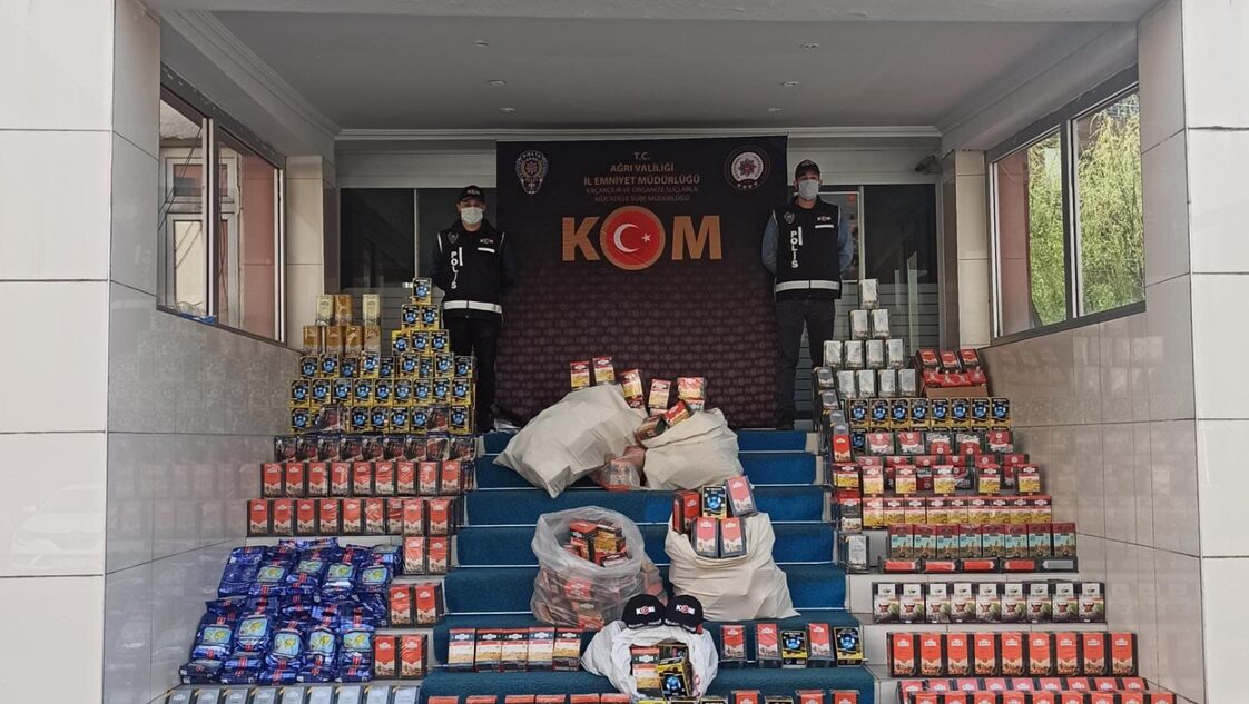 Ağrı'da araçlarında gümrük kaçağı sigara ve şekerleme ele geçirilen 3 kişi yakalandı