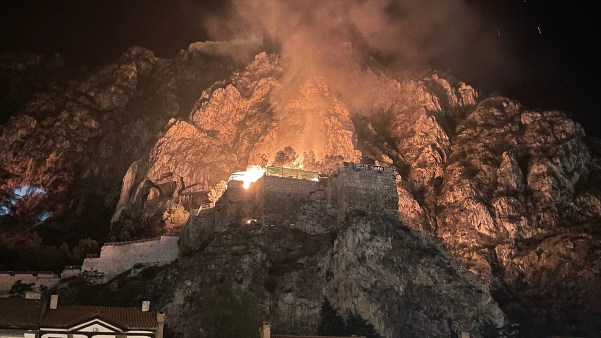 Amasya'da tarihi Kızlar Sarayı'nda çıkan yangına müdahale ediliyor