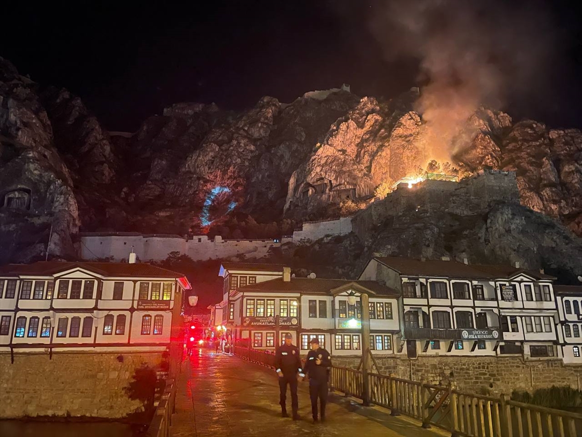GÜNCELLEME – Amasya'da tarihi Kızlar Sarayı'nda çıkan yangın söndürüldü