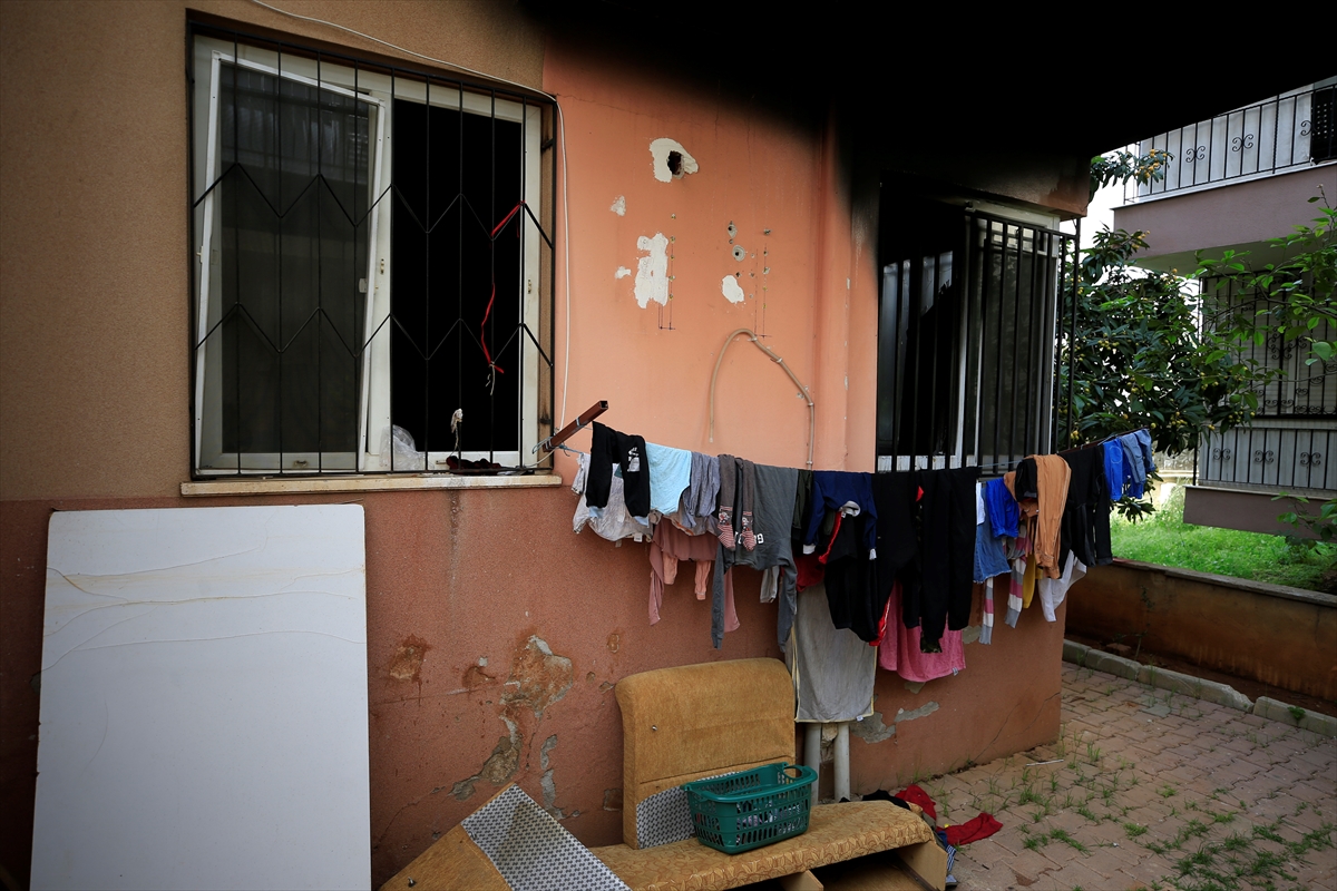 Antalya'da yanan evde dumandan etkilenen 2 çocuk hastaneye kaldırıldı