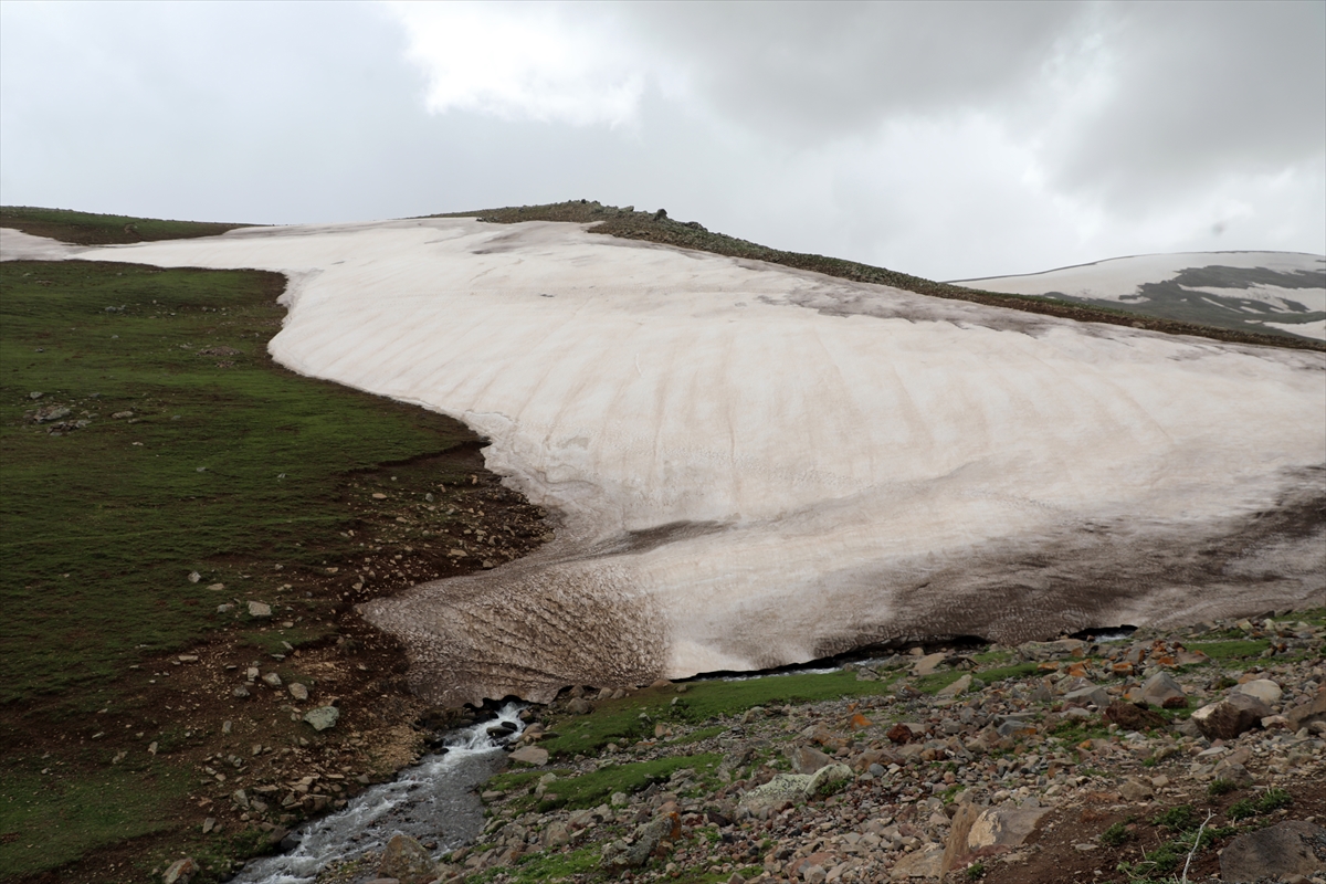 Aras Dağları'nın eteğindeki köylerde iki mevsim bir arada yaşanıyor