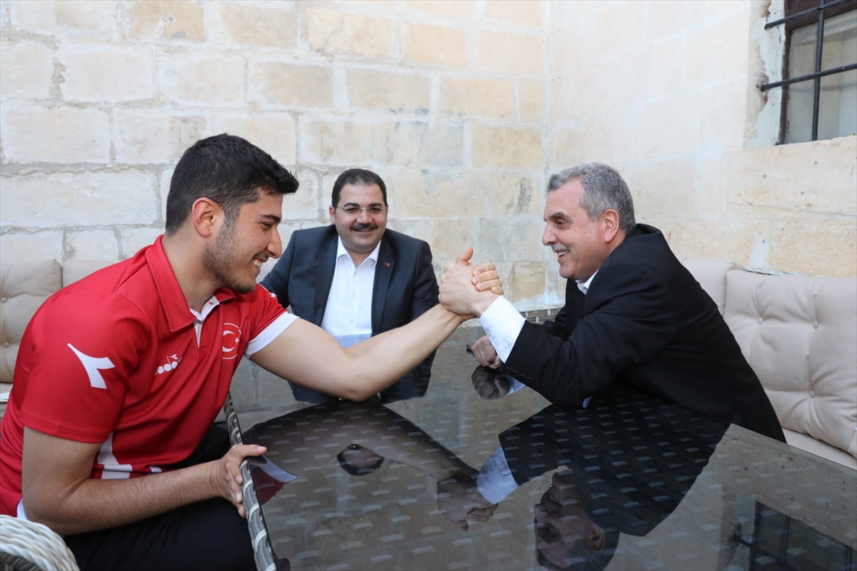 Avrupa şampiyonu Abdulsamet, Belediye Başkanı Beyazgül ile bilek güreşi yaptı