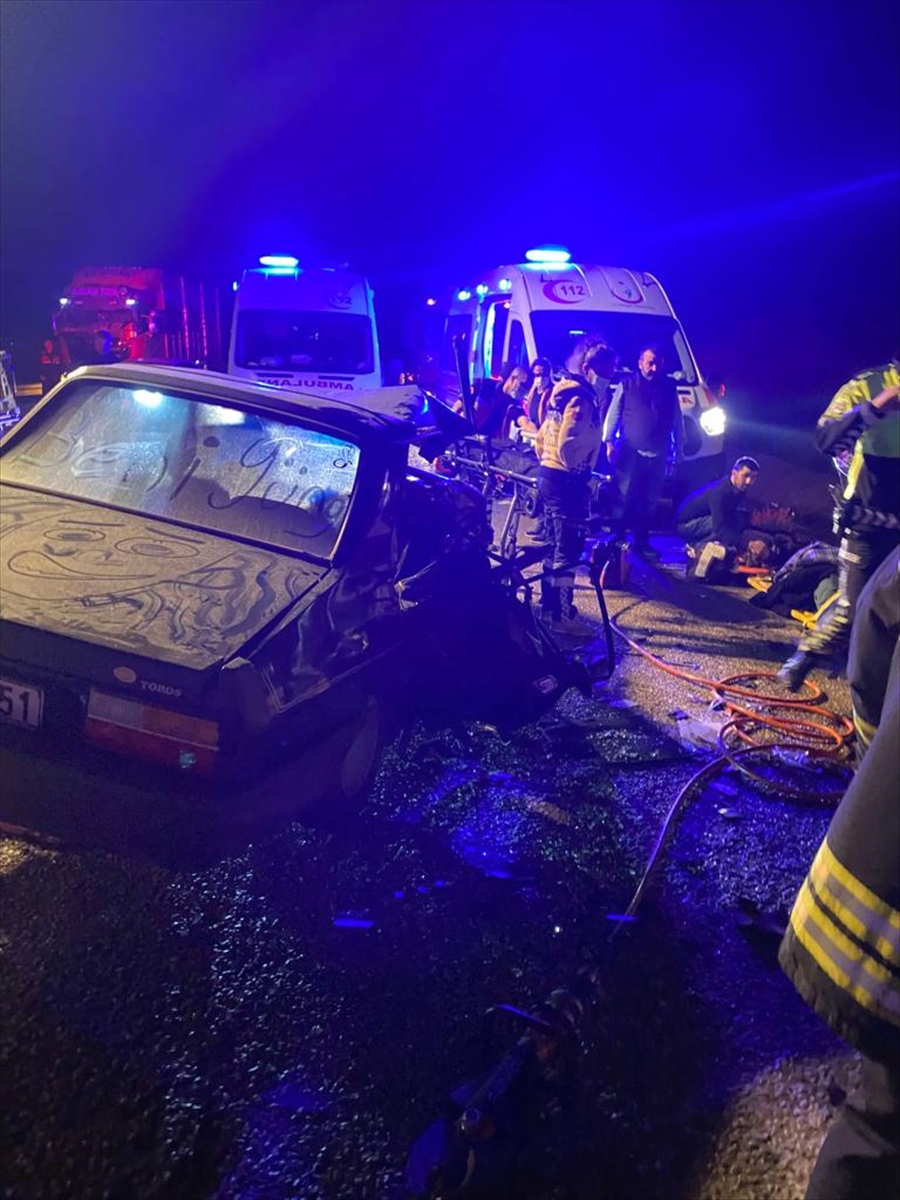 Aydın'da iki otomobilin çarpışması sonucu 6 kişi yaralandı