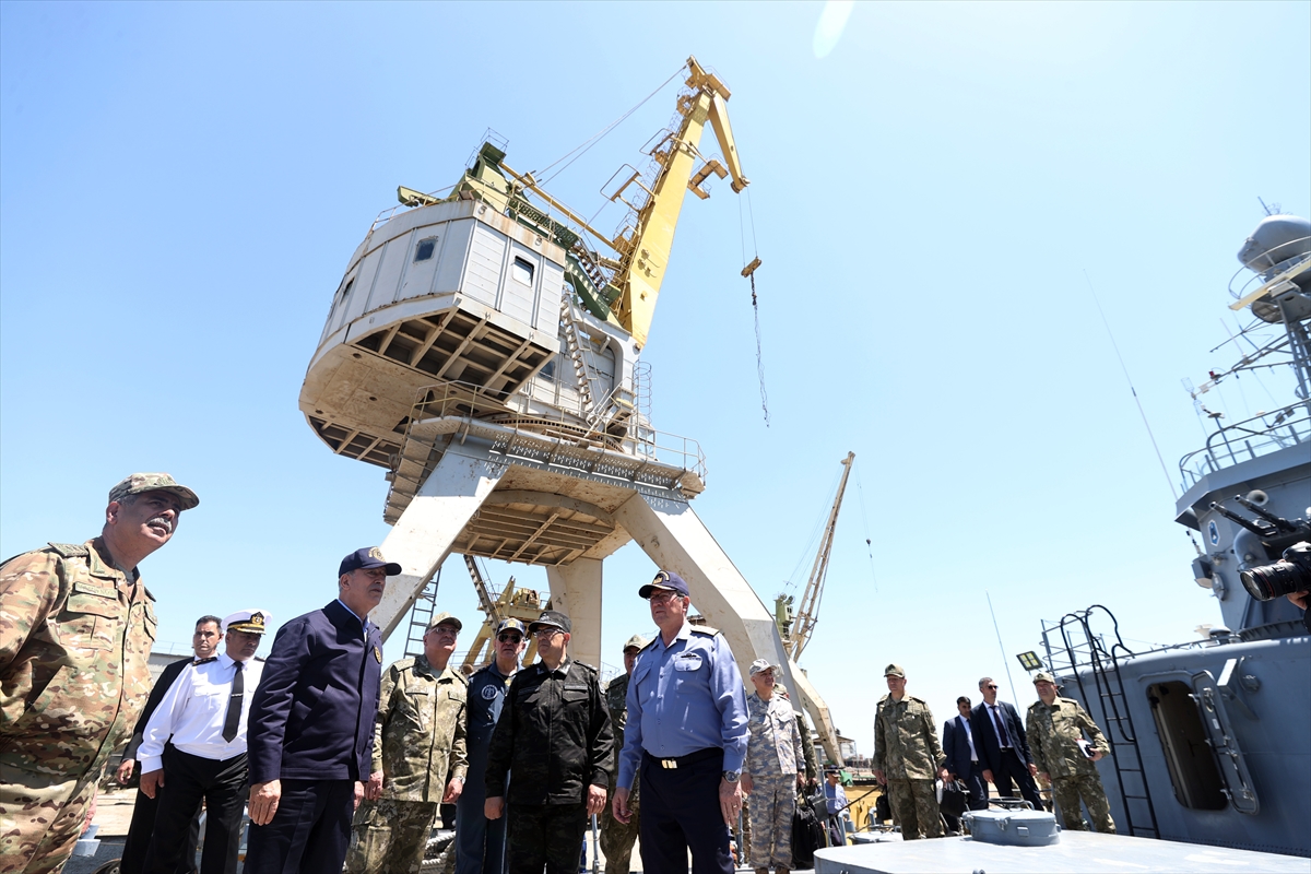 Bakan Akar ve Azerbaycan Savunma Bakanı Hasanov, hava üssü ile askeri tersaneyi ziyaret etti
