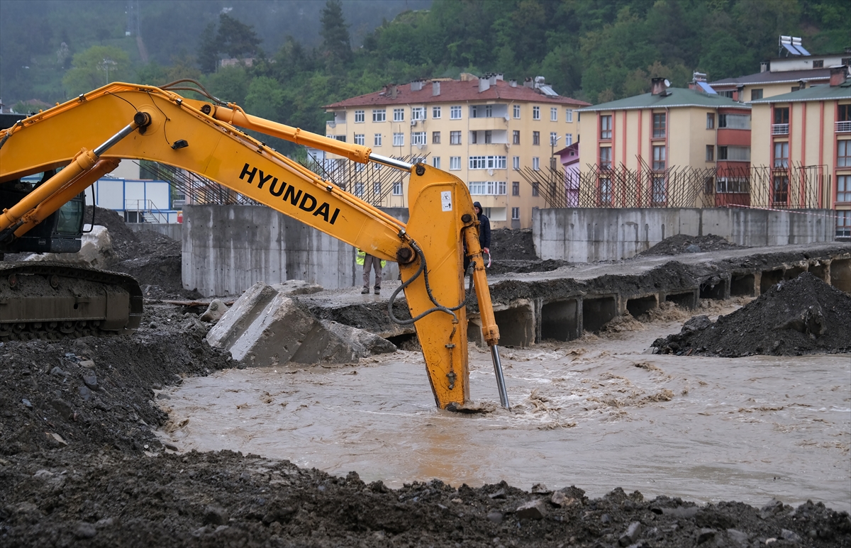 Bozkurt'ta su seviyesinin yükseldiği Ezine Çayı üzerindeki 3 köprü ulaşıma kapatıldı