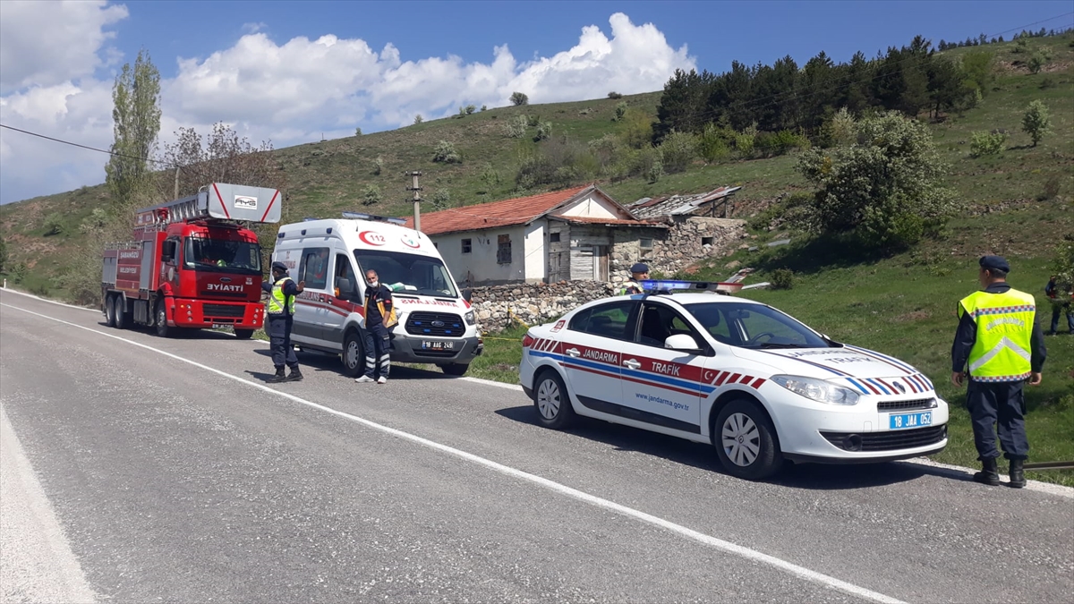 Çankırı'da binanın duvarına çarpan otomobilin sürücüsü öldü, eşi yaralandı