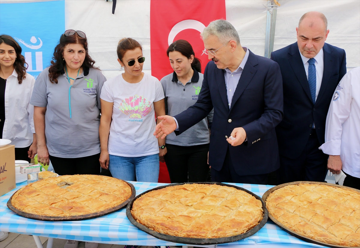 Eskişehir'de kurulan stantlarda yöresel lezzetler ikram edildi