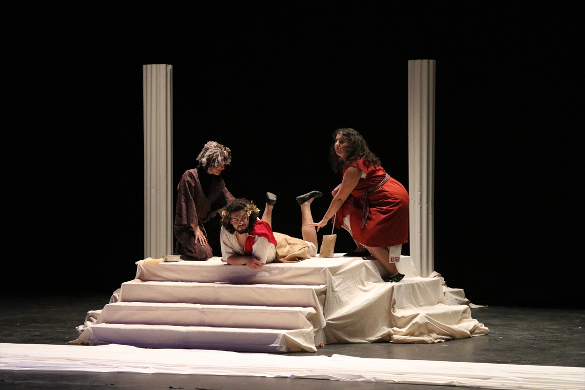 Hemşirelerden tiyatro gösterisi