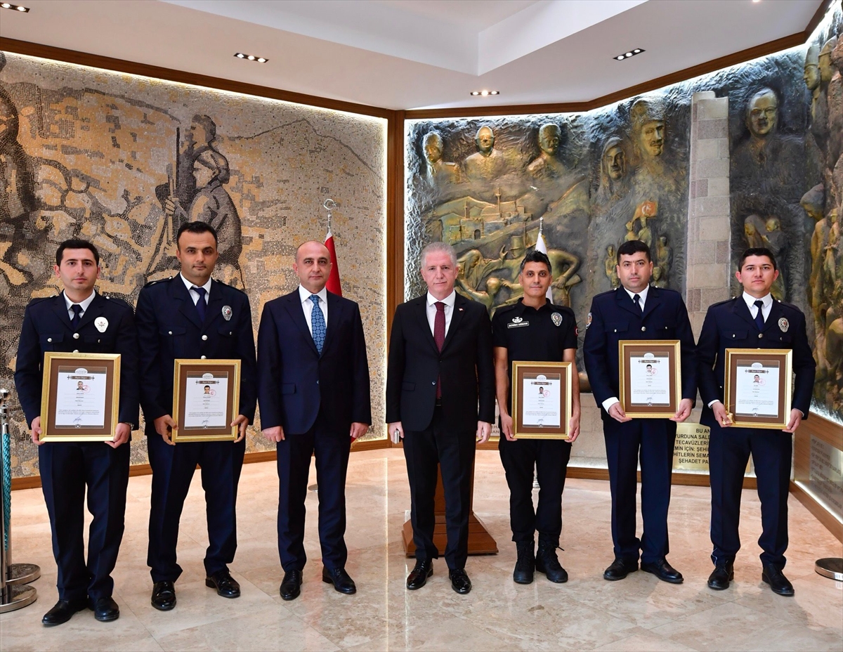 İçişleri Bakanı Soylu, Gaziantep'te “sahte bomba düzenekli eylem”e müdahale eden polisleri ödüllendirdi: